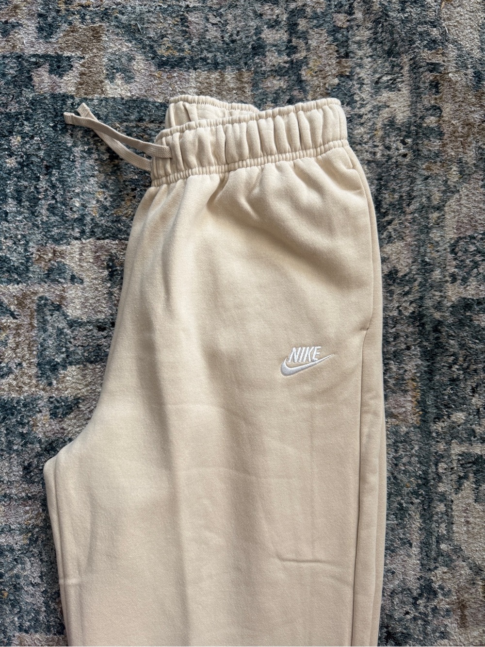 Nike women’s Cream Fleece Joggers - Picture 4 of 6